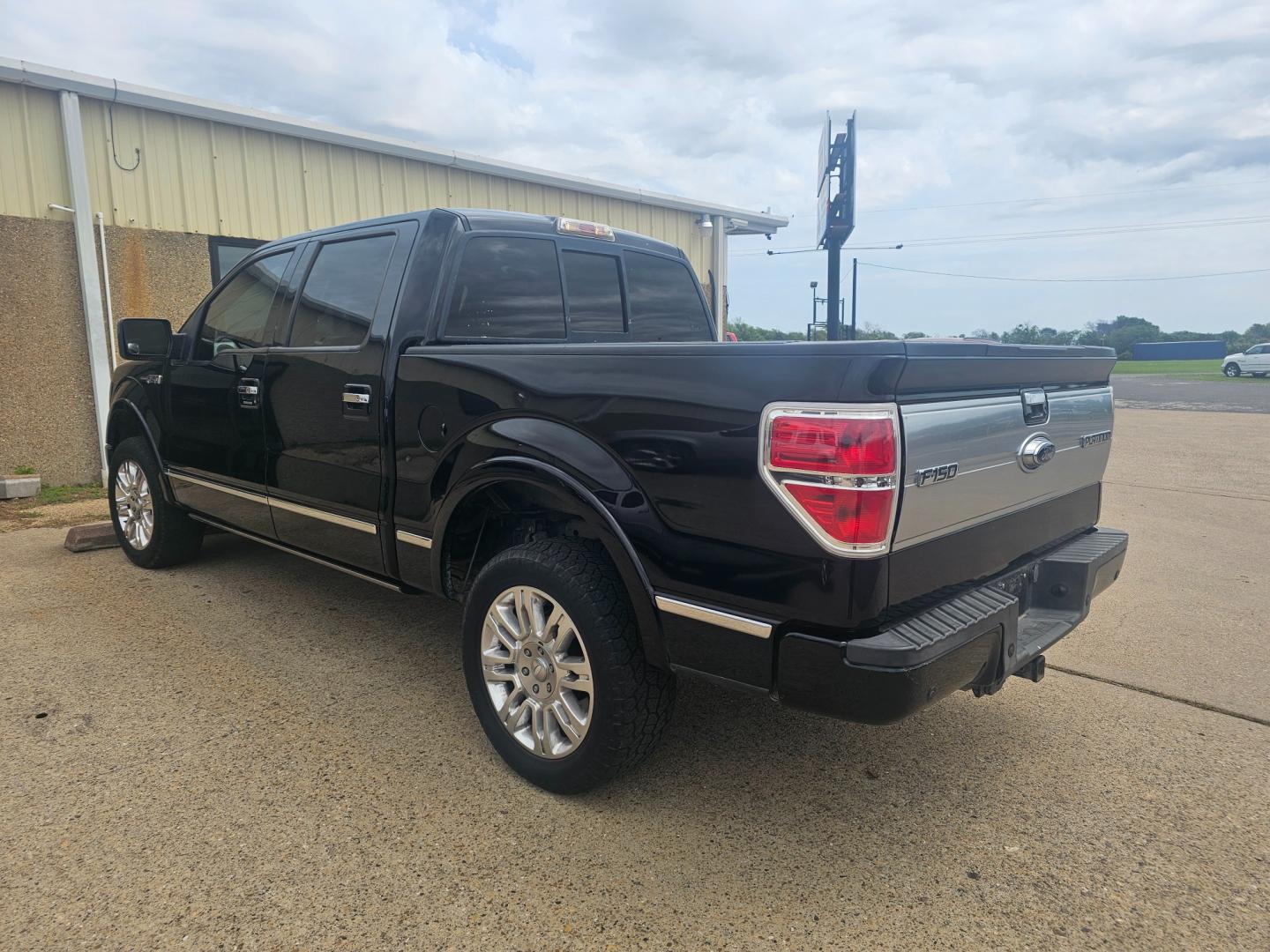 2009 BLACK Ford F-150 FX4 SuperCrew 5.5-ft. Bed 4WD (1FTPW14V39F) with an 5.4L V8 SOHC 24V FFV engine, 4-Speed Automatic transmission, located at 533 S Seven Points BLVD, Seven Points, TX, 75143, (430) 255-4030, 32.313999, -96.209351 - Photo#3